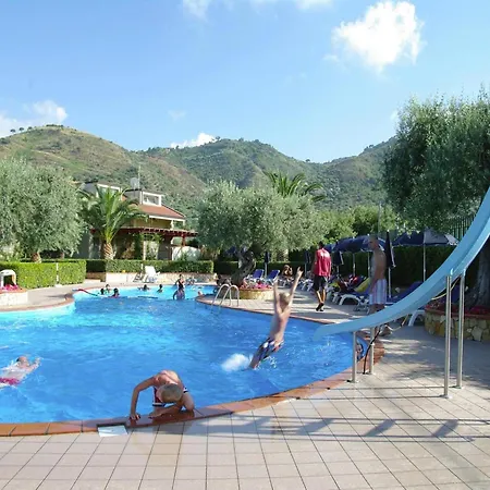 Near With Pool تْشيفالو
