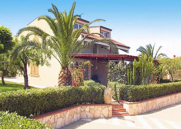 Near With Pool チェファル